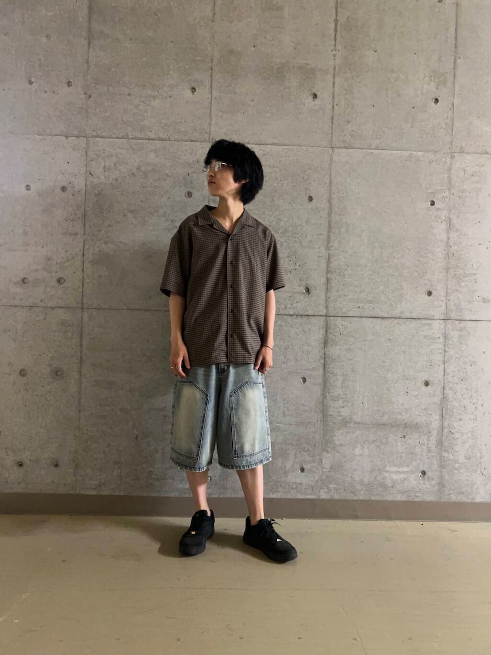 ブルー系のその他パンツ、ブラック系のシャツ/ブラウス、シルバー系のメガネを着用したメンズの夏コーディネートの2枚目の写真