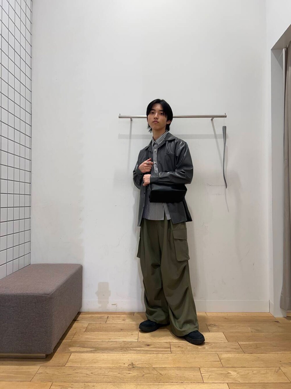 グリーン系のその他パンツ、グレー系のシャツ/ブラウス、ブラック系のショルダーバッグを着用したメンズの冬コーディネートの2枚目の写真