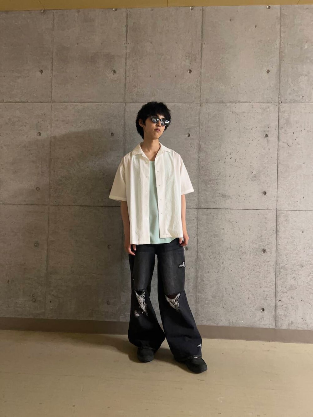 ホワイト系のシャツ/ブラウス、ブラック系のデニムパンツ、グリーン系のタンクトップを着用したメンズの夏コーディネートの4枚目の写真