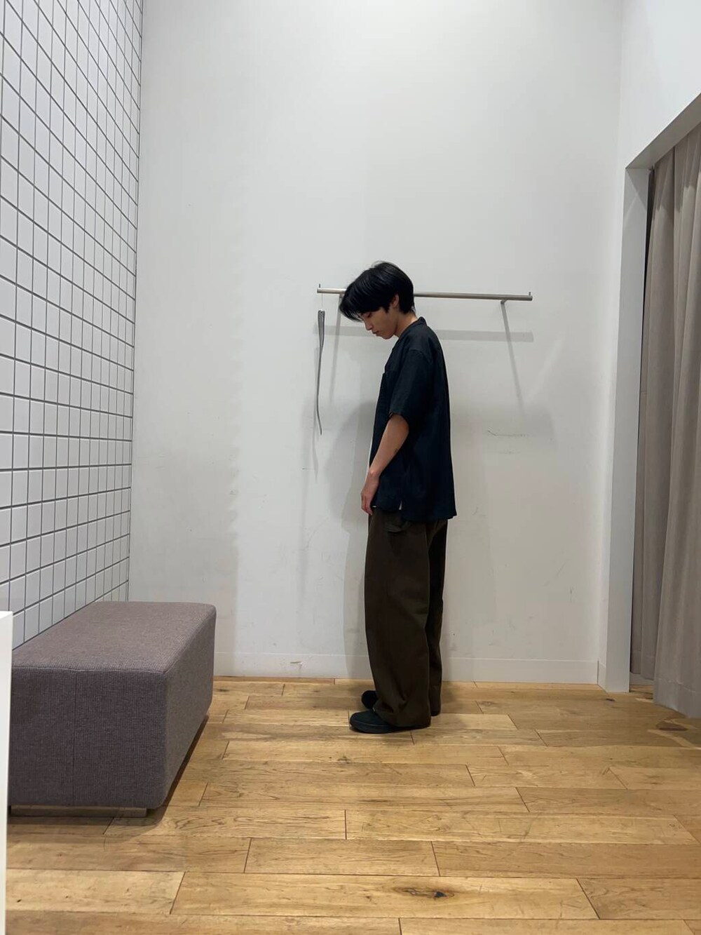 グレー系のTシャツ/カットソー、グレー系のシャツ/ブラウス、グリーン系のその他パンツを着用したメンズの春コーディネートの3枚目の写真