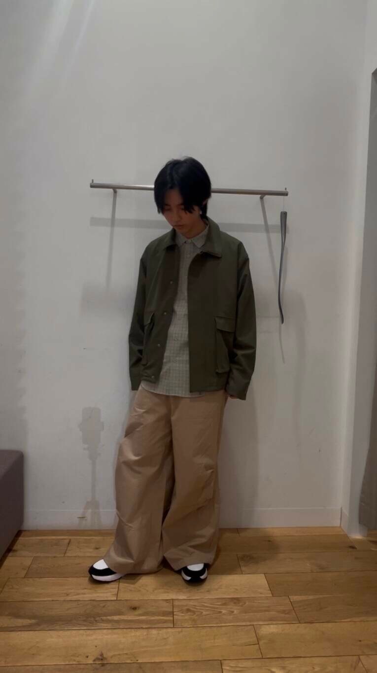 ホワイト系のスニーカー、グリーン系のブルゾン、ベージュ系のシャツ/ブラウスを着用したメンズの冬コーディネートの2枚目の写真