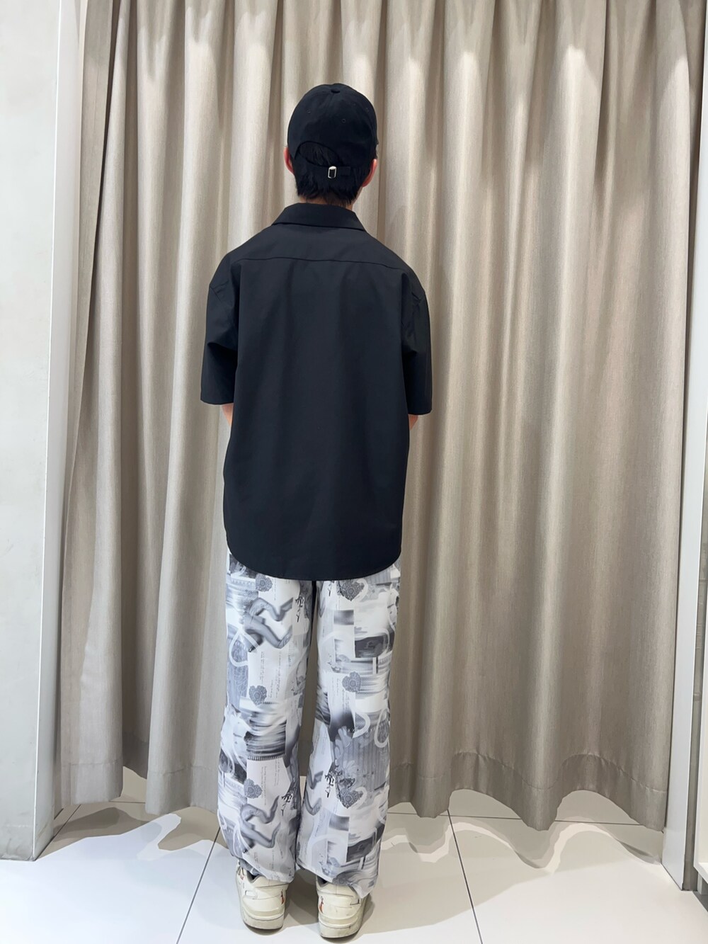 ブラック系のシャツ/ブラウス、その他のその他パンツ、ブラック系のキャップを着用したメンズの夏コーディネートの3枚目の写真