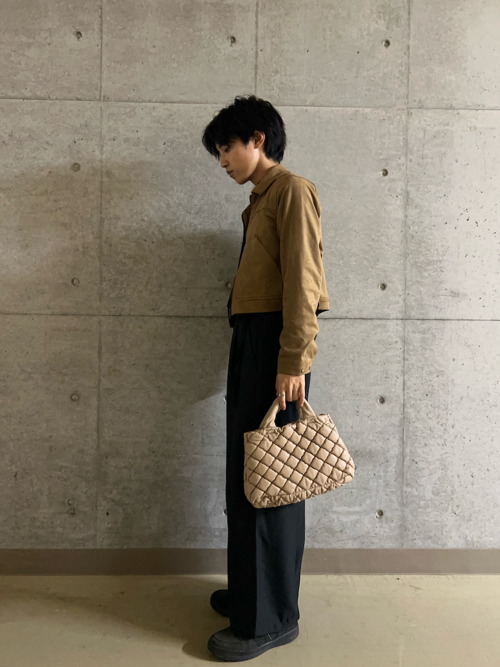 イエロー系のその他アウター、ブラック系のニット/セーター、ブラック系のその他パンツを着用したメンズの秋コーディネートの4枚目の写真