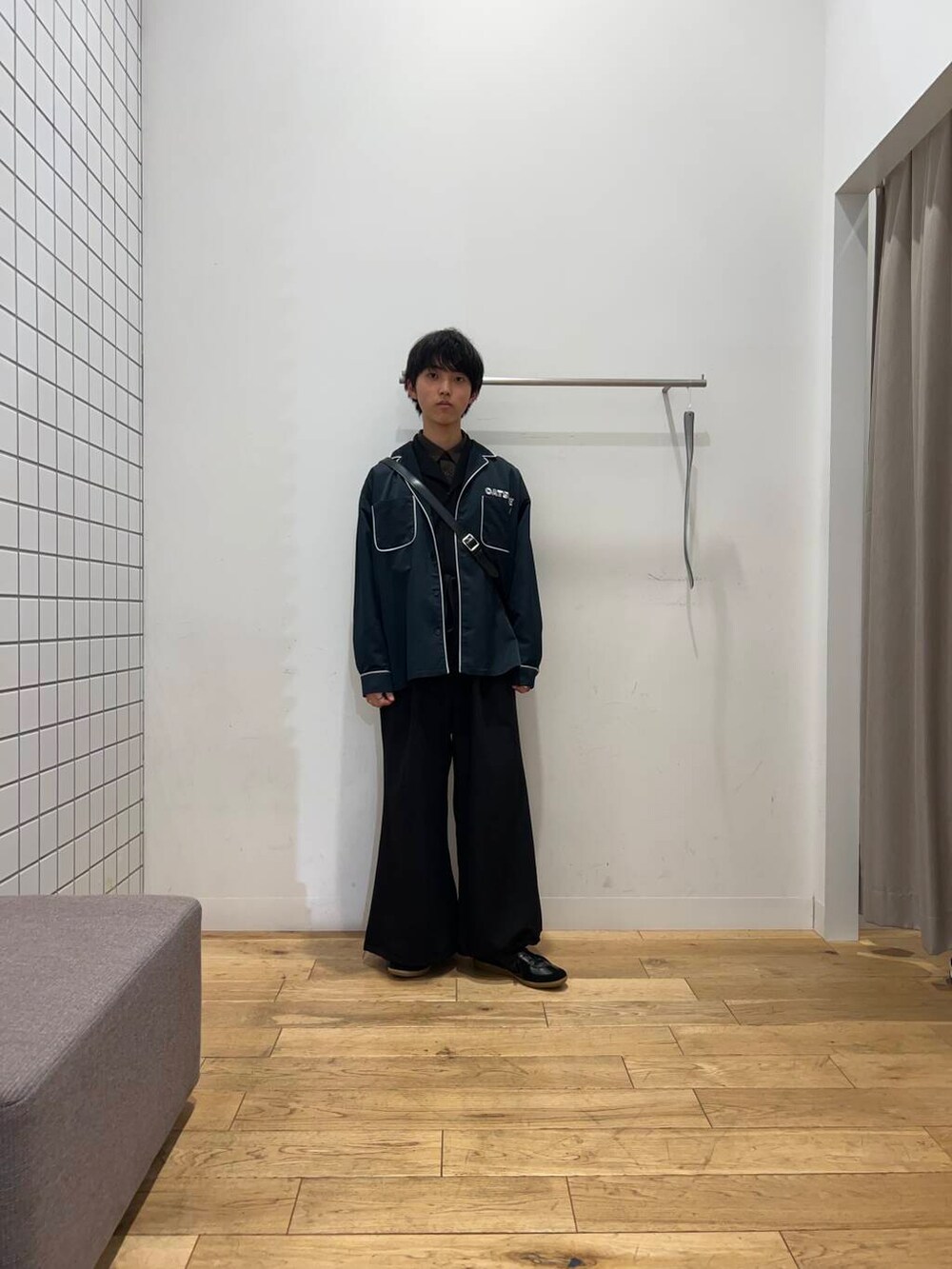 ブラック系のスニーカー、ブラウン系のシャツ/ブラウス、ブラック系のその他パンツを着用したメンズの春コーディネートの2枚目の写真
