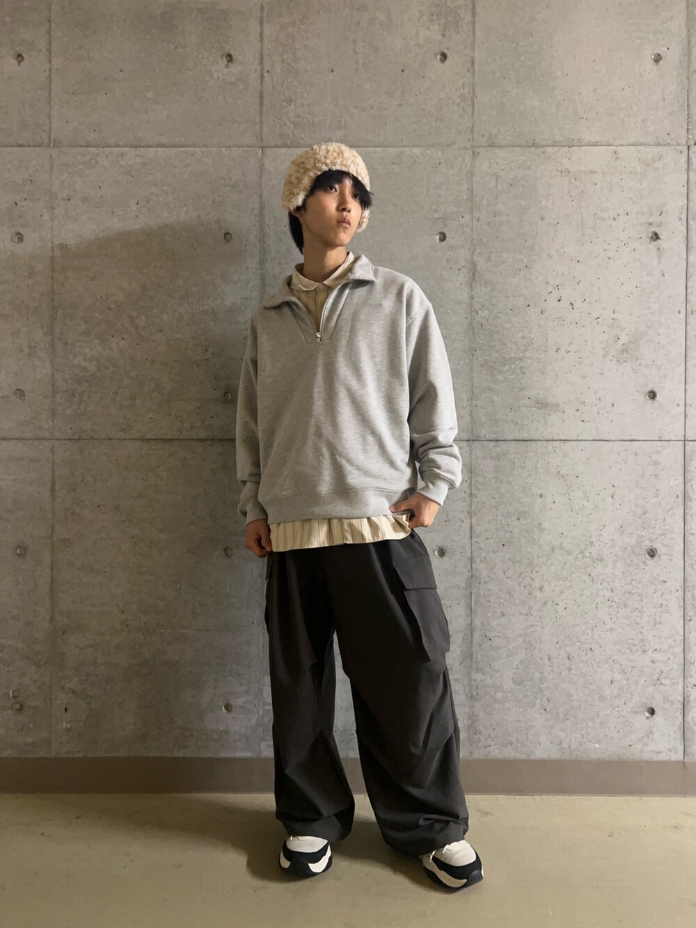 ブラウン系のその他パンツ、ベージュ系のシャツ/ブラウス、グレー系のスウェットを着用したメンズの秋コーディネートの2枚目の写真