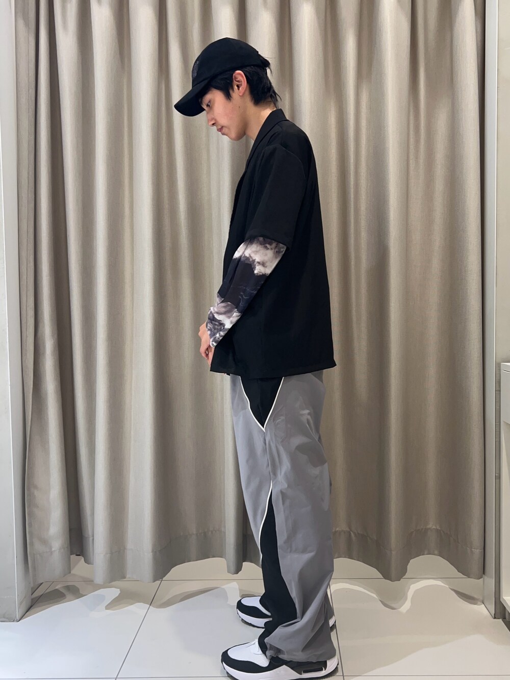 ブラック系のテーラードジャケット、ブラック系のTシャツ/カットソー、その他のその他パンツを着用したメンズの夏コーディネートの2枚目の写真