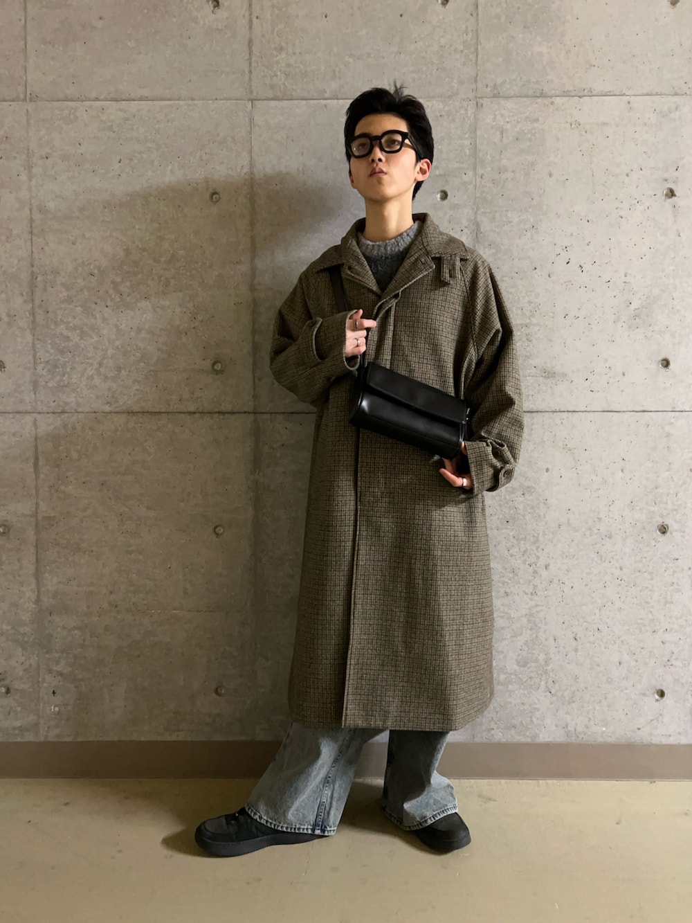 ブルー系のデニムパンツ、グレー系のニット/セーター、ブラウン系のその他アウターを着用したメンズの冬コーディネートの5枚目の写真