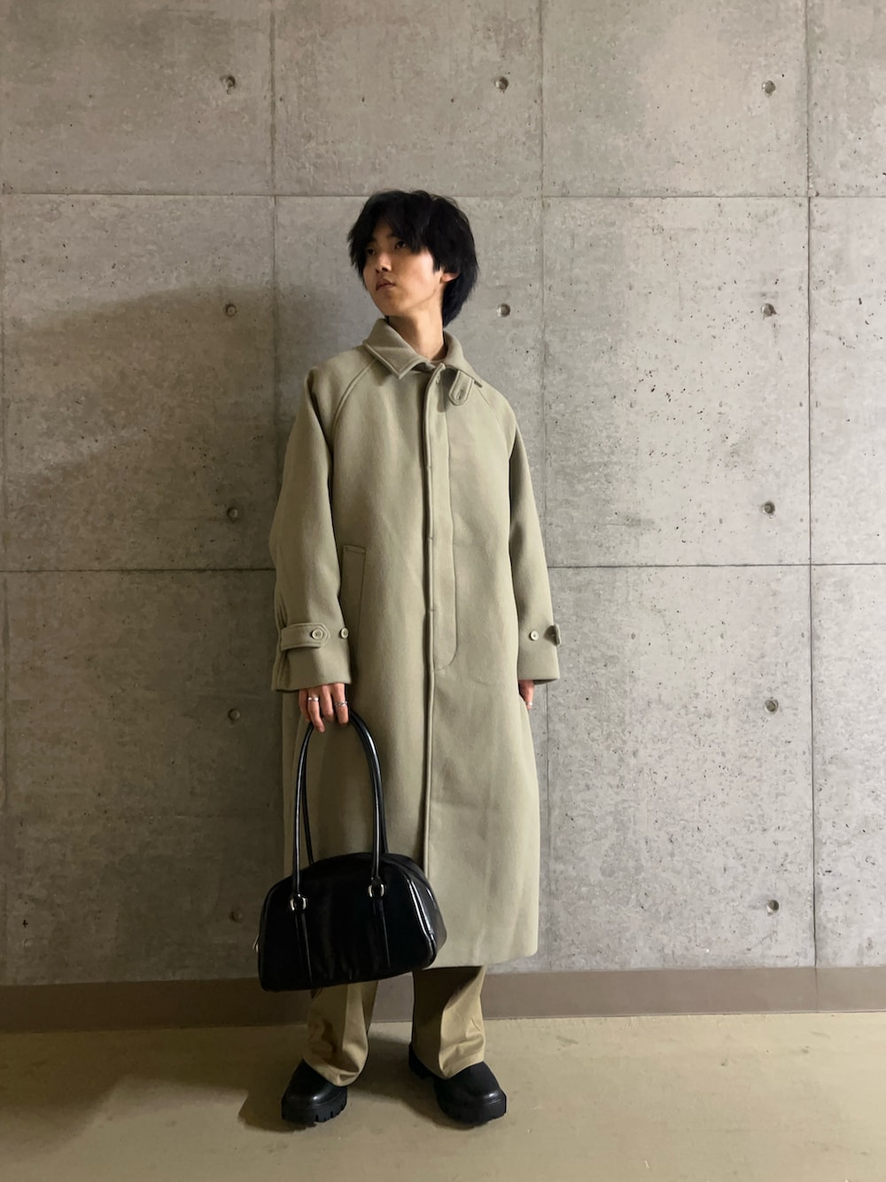 ベージュ系のスウェット、ブラック系のボストンバッグ、ベージュ系のその他アウターを着用したメンズの秋コーディネートの2枚目の写真