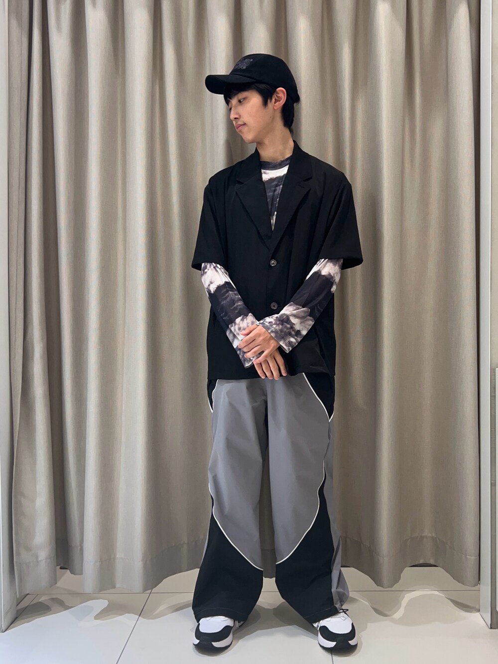 ブラック系のテーラードジャケット、ブラック系のTシャツ/カットソー、その他のその他パンツを着用したメンズの夏コーディネートの4枚目の写真