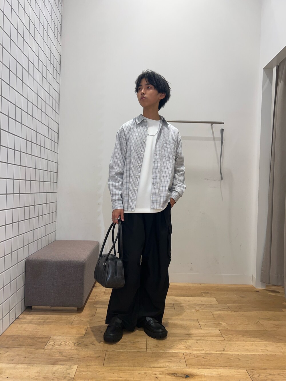 ホワイト系のTシャツ/カットソー、ホワイト系のシャツ/ブラウス、ブラック系のその他パンツを着用したメンズの秋コーディネートの3枚目の写真