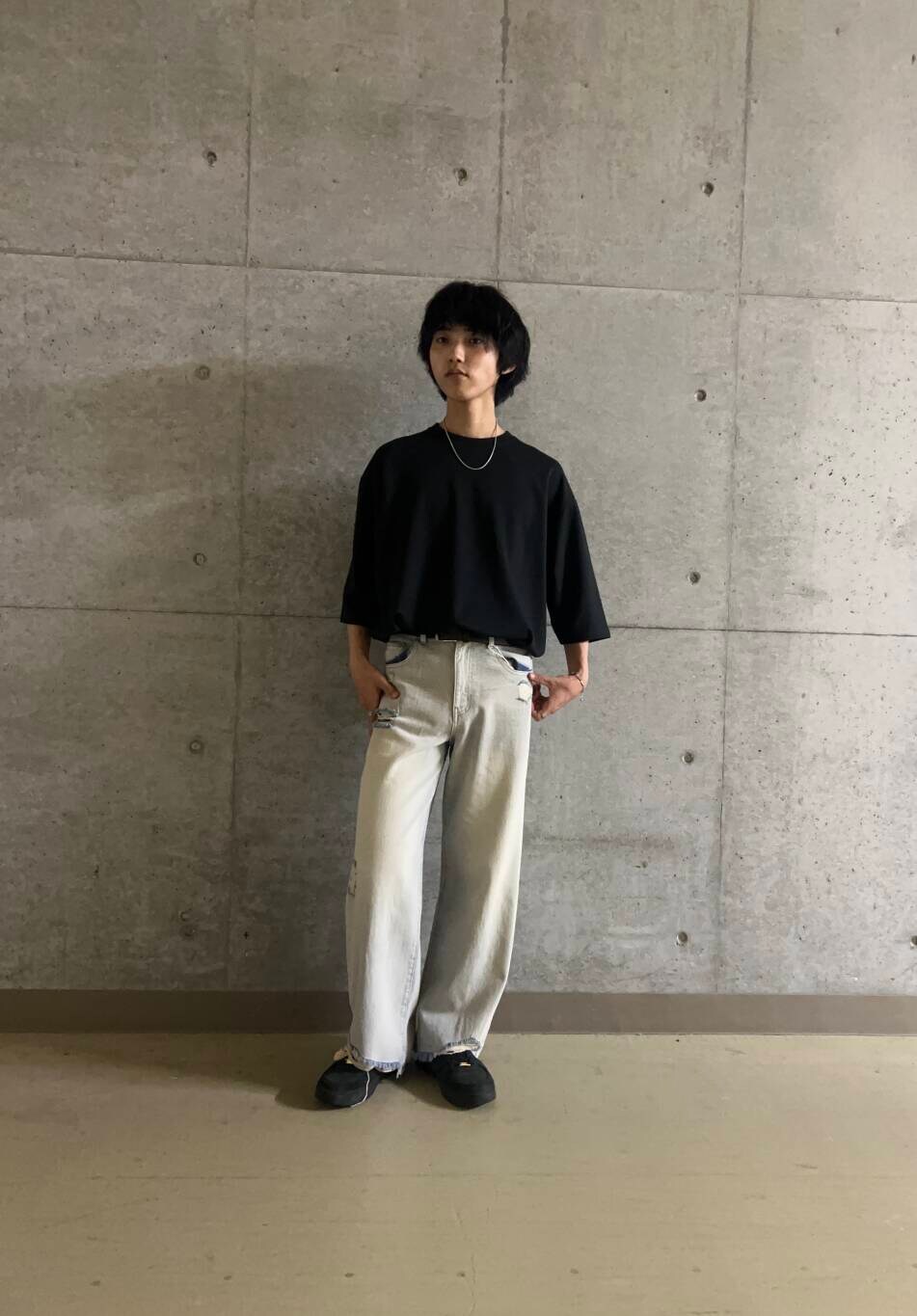 ブラック系のTシャツ/カットソー、ブルー系のデニムパンツ、シルバー系のネックレスを着用したメンズの夏コーディネートの2枚目の写真