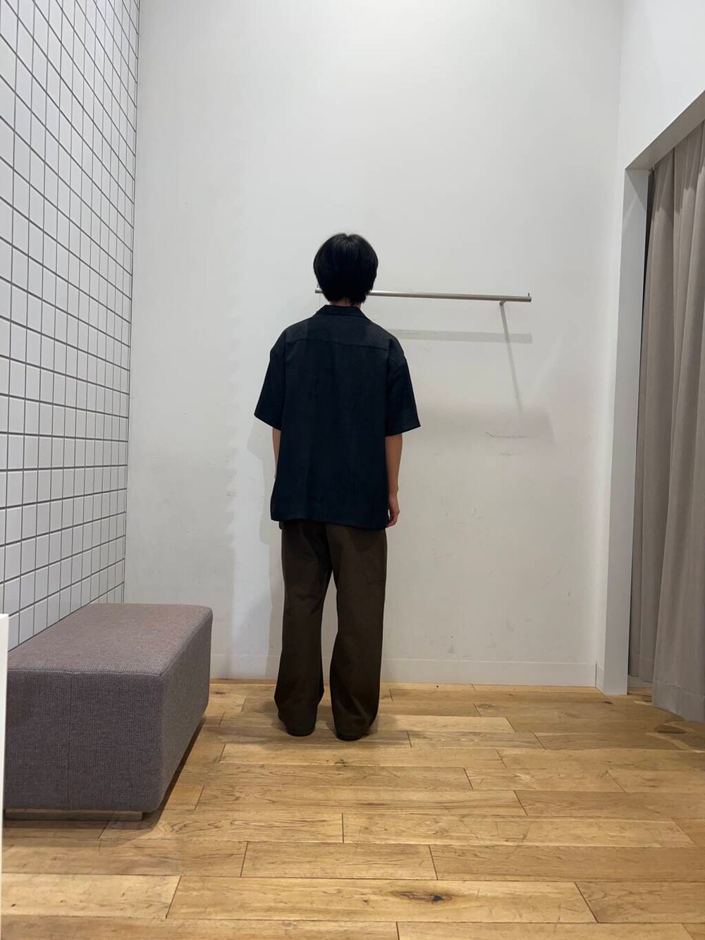 グレー系のTシャツ/カットソー、グレー系のシャツ/ブラウス、グリーン系のその他パンツを着用したメンズの春コーディネートの4枚目の写真