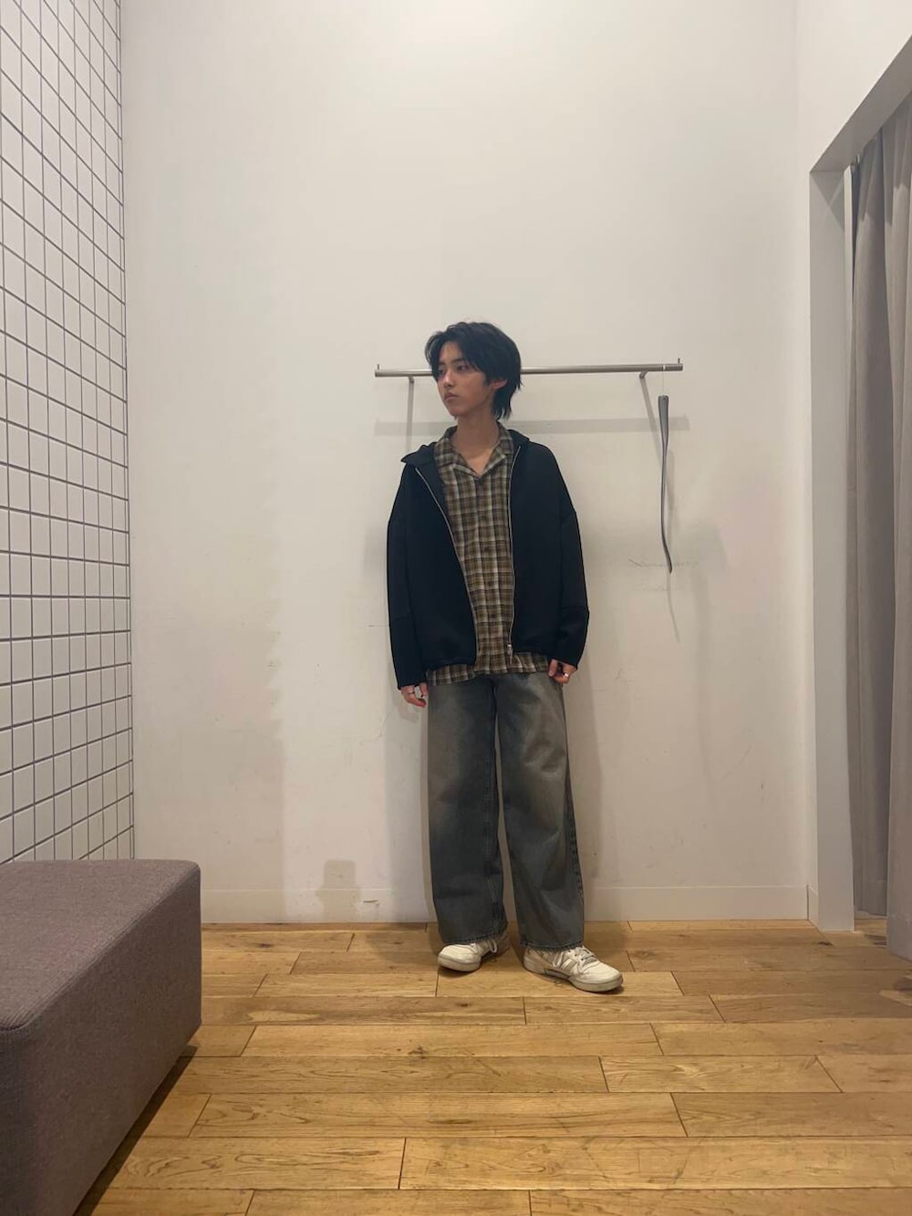 ブラック系のパーカー、ブルー系のデニムパンツ、ベージュ系のシャツ/ブラウスを着用したメンズの春コーディネートの2枚目の写真