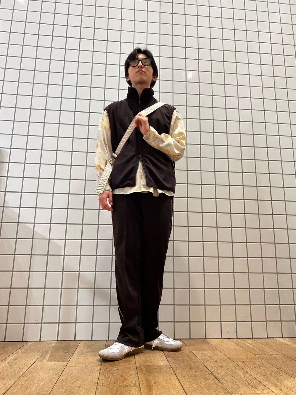 その他のシャツ/ブラウス、ベージュ系のショルダーバッグ、ブラウン系のその他パンツを着用したメンズの春コーディネートの7枚目の写真