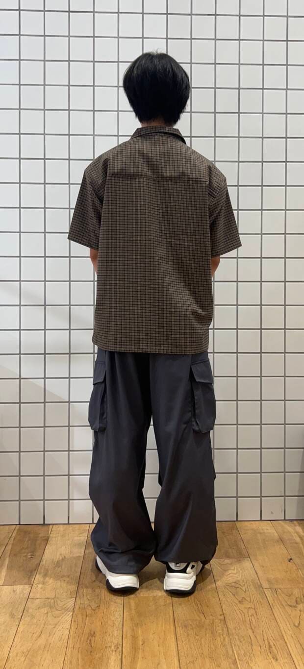 グレー系のその他パンツ、ブラック系のTシャツ/カットソー、シルバー系のブレスレットを着用したメンズの夏コーディネートの3枚目の写真