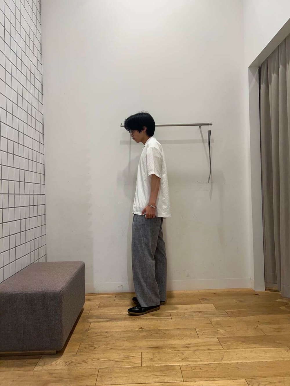 ブラック系のスニーカー、ホワイト系のシャツ/ブラウス、ブルー系のその他パンツを着用したメンズの夏コーディネートの2枚目の写真