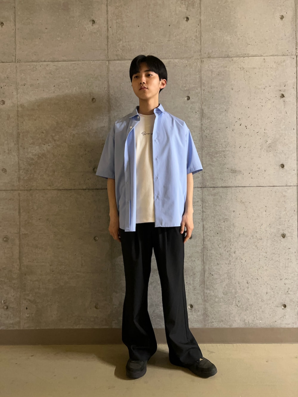 ブルー系のシャツ/ブラウス、ブラック系のその他パンツ、ホワイト系のTシャツ/カットソーを着用したメンズの春コーディネートの2枚目の写真