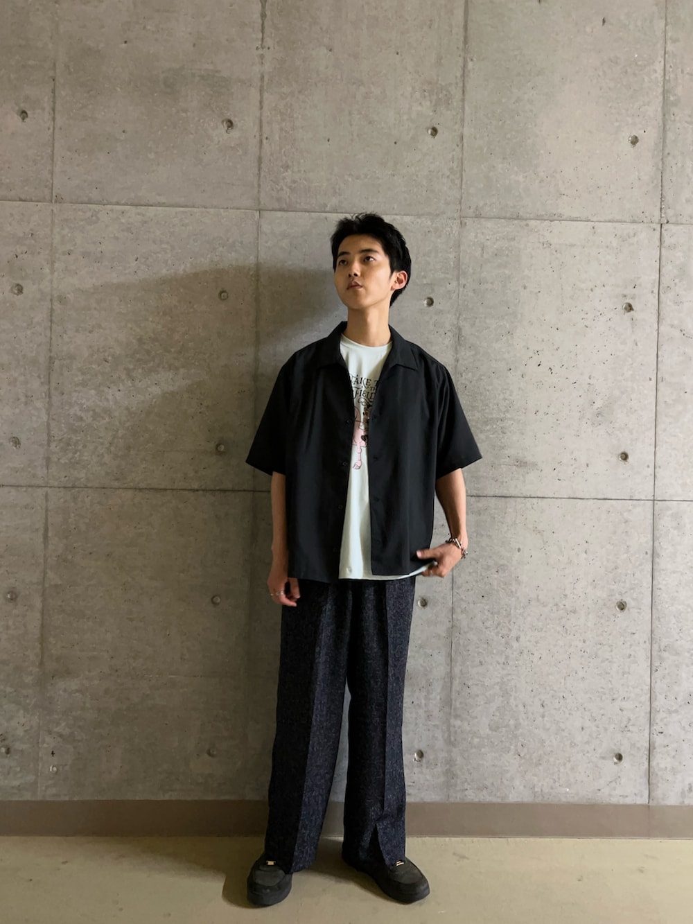 ブルー系のTシャツ/カットソー、ブラック系のシャツ/ブラウス、ブルー系のその他パンツを着用したメンズの夏コーディネートの2枚目の写真