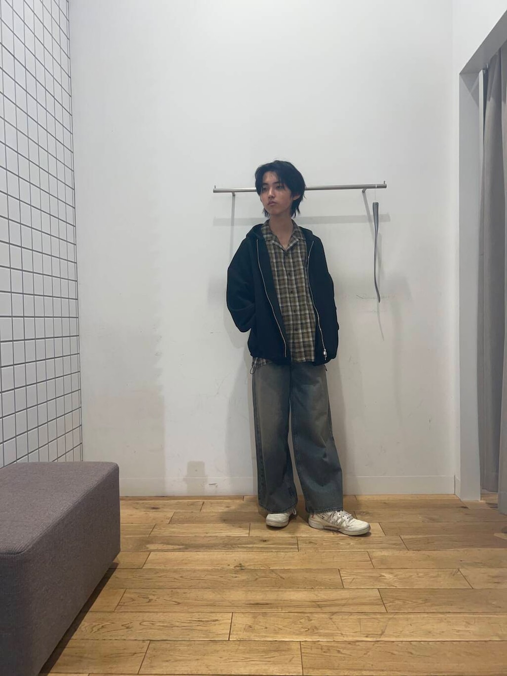 ブラック系のパーカー、ブルー系のデニムパンツ、ベージュ系のシャツ/ブラウスを着用したメンズの春コーディネートの3枚目の写真