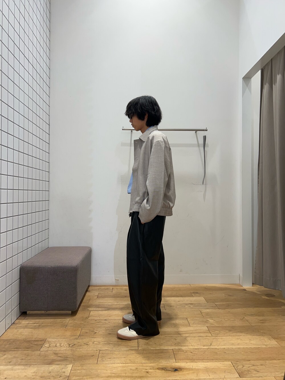 ブルー系のシャツ/ブラウス、ブラック系のその他パンツ、ホワイト系のスニーカーを着用したメンズの秋コーディネートの3枚目の写真