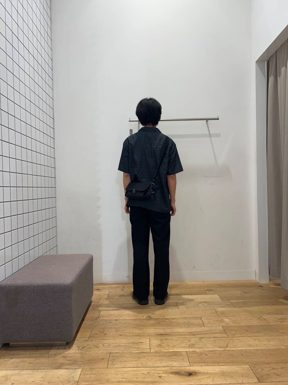 ブラック系のショルダーバッグ、ブラック系のその他パンツ、ブラック系のシャツ/ブラウスを着用したメンズの春コーディネートの4枚目の写真