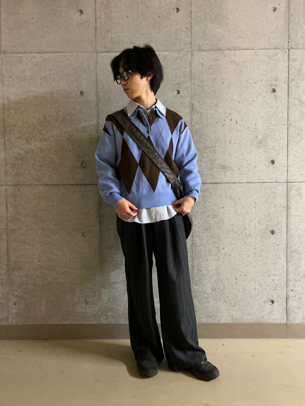 ブルー系のシャツ/ブラウス、ブルー系のニット/セーター、ブラック系のその他パンツを着用したメンズの秋コーディネートの2枚目の写真