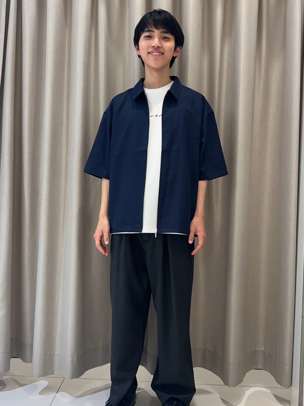 ブルー系のシャツ/ブラウス、ホワイト系のTシャツ/カットソー、グレー系のその他パンツを着用したメンズの夏コーディネートの2枚目の写真