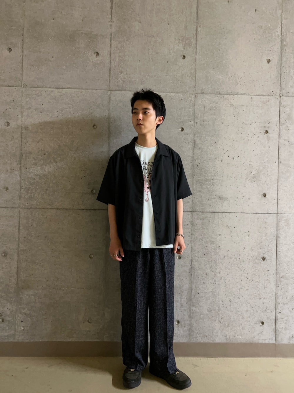 ブルー系のTシャツ/カットソー、ブラック系のシャツ/ブラウス、ブルー系のその他パンツを着用したメンズの夏コーディネートの3枚目の写真