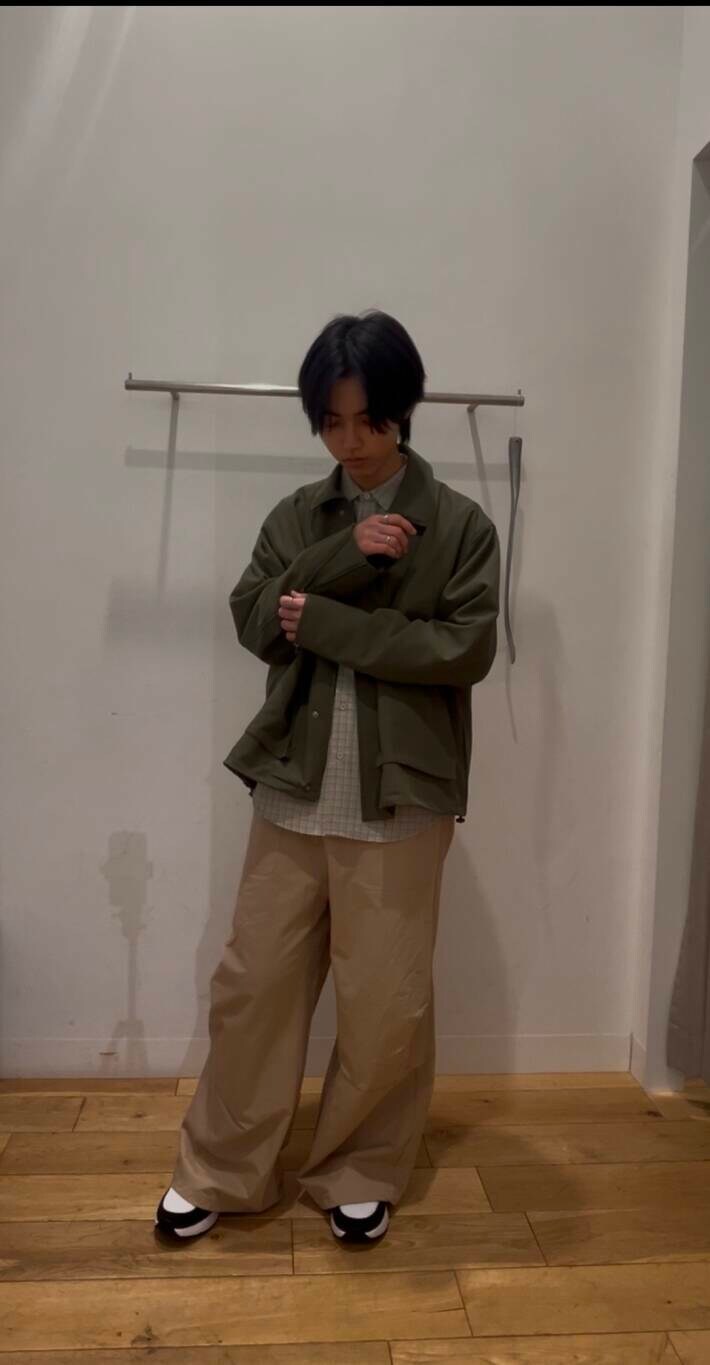 ホワイト系のスニーカー、グリーン系のブルゾン、ベージュ系のシャツ/ブラウスを着用したメンズの冬コーディネートの8枚目の写真