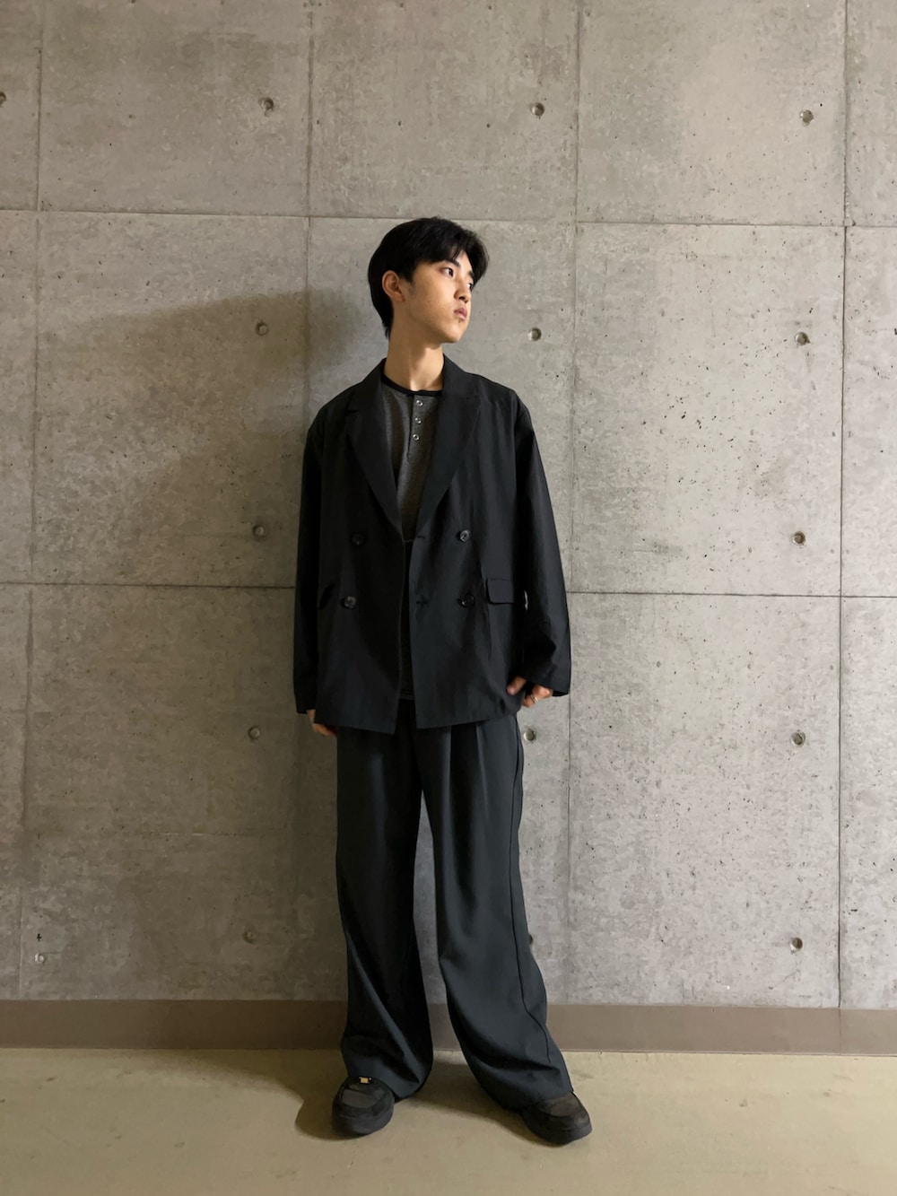 グレー系のその他パンツ、ブラック系のその他アウター、ブラック系のタンクトップを着用したメンズの春コーディネートの2枚目の写真