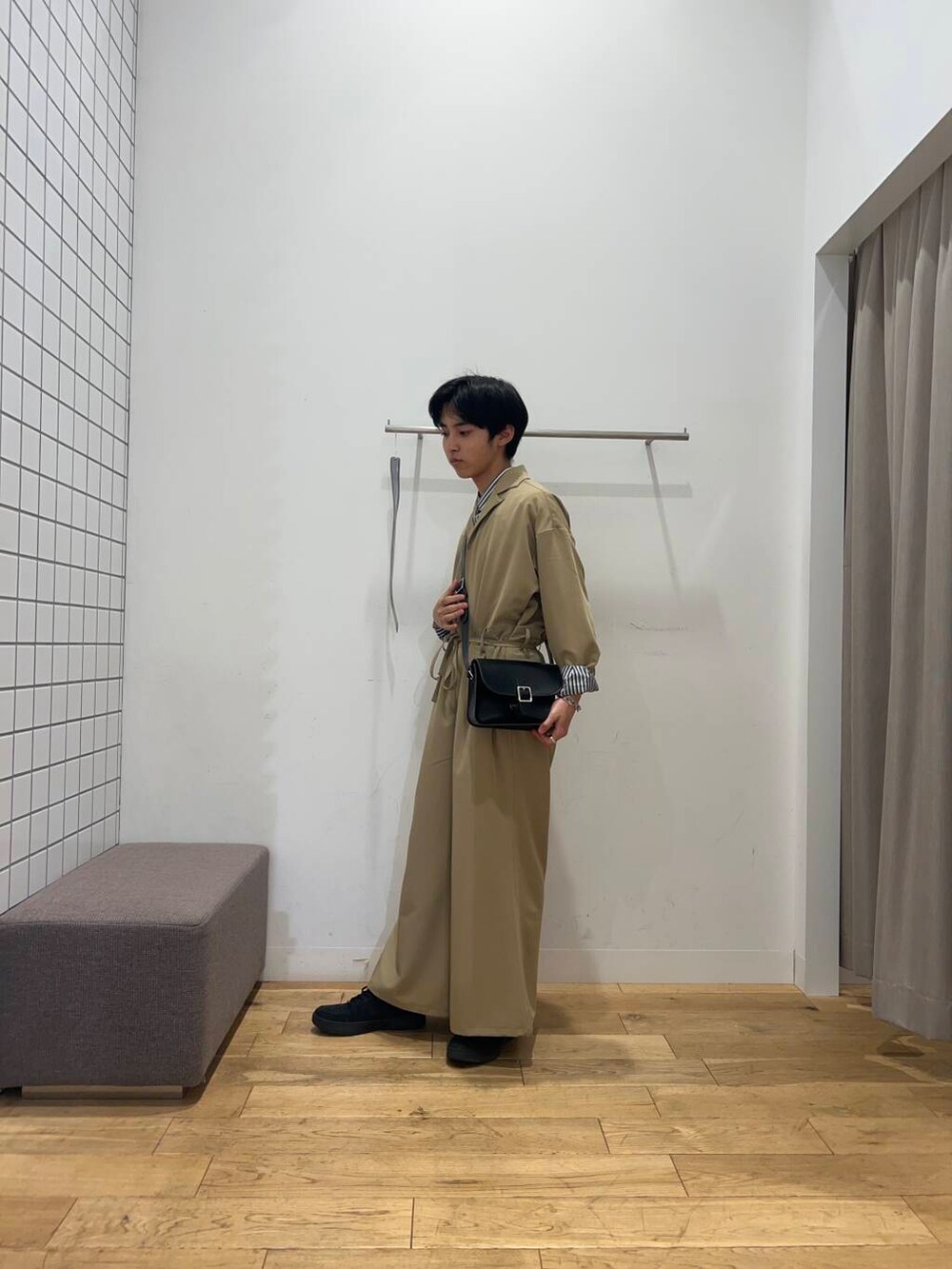 ブラック系のシャツ/ブラウス、ベージュ系のその他パンツ、シルバー系のブレスレットを着用したメンズの春コーディネートの4枚目の写真