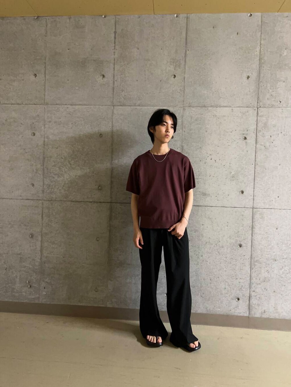 ブラウン系のニット/セーター、ブラック系のサンダル、ブラック系のその他パンツを着用したメンズの夏コーディネートの3枚目の写真