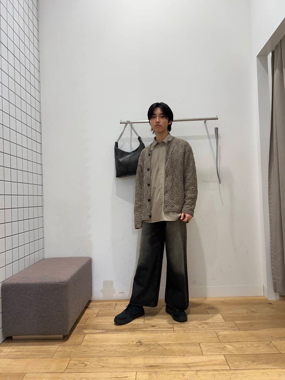 ベージュ系のシャツ/ブラウス、ブラウン系のカーディガン/ボレロ、ブラック系のデニムパンツを着用したメンズの冬コーディネートの4枚目の写真