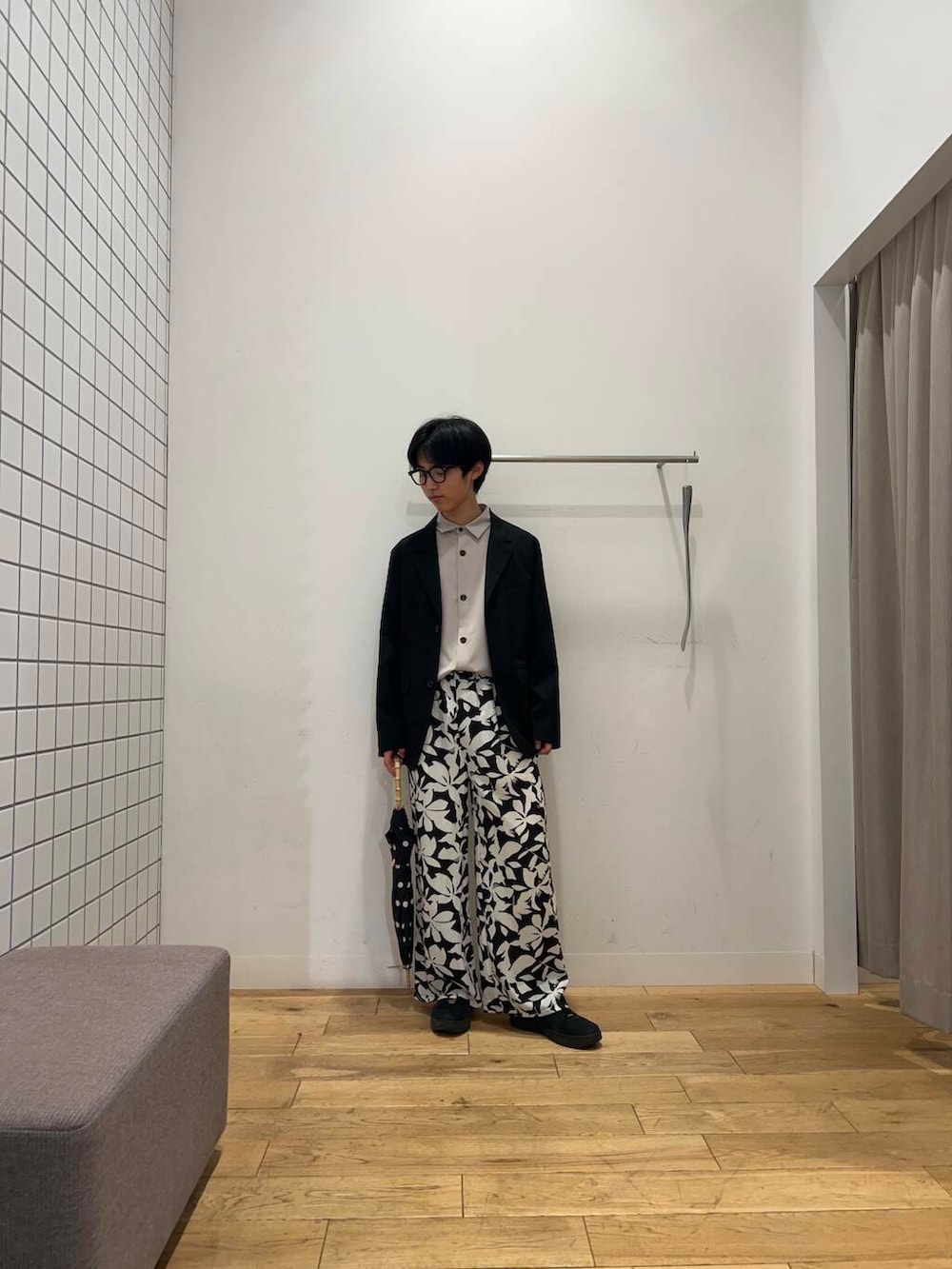 「シャツ、センスオブプレイス、ジャケット、イージーパンツ、テーラードジャケット、日傘、ルーズシャツ、母の日、母の日に、ありがとうを贈ろう。」|「SENSE OF PLACE by URBAN RESEARCHの『ユニセックス』『セットアップ対応』 CARREMANテーラードジャケット(テーラードジャケット、ブラック系)」を使った、TAKEOさん(メンズ・172cm)の春コーディネートの3枚目の写真