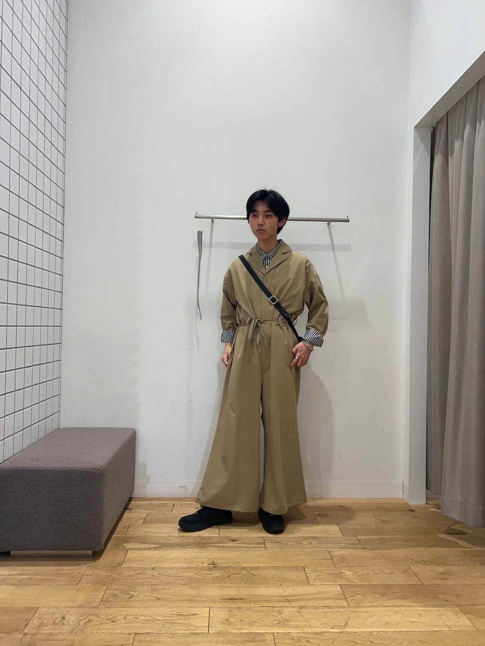 ブラック系のシャツ/ブラウス、ベージュ系のその他パンツ、シルバー系のブレスレットを着用したメンズの春コーディネートの3枚目の写真
