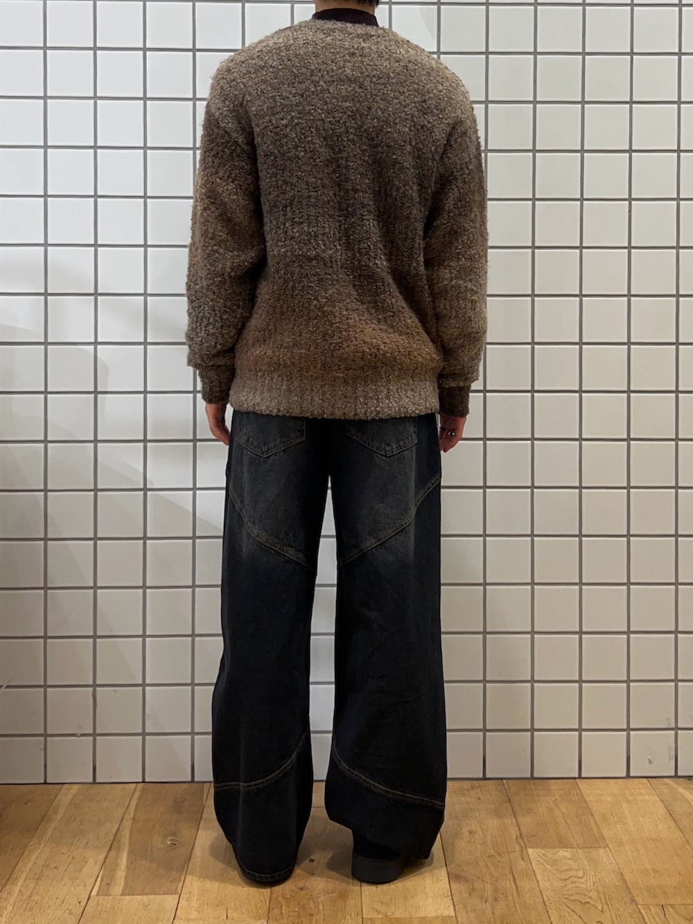 ブラウン系のニット/セーター、ブラウン系のニット/セーター、ブラック系のその他パンツを着用したメンズの冬コーディネートの3枚目の写真