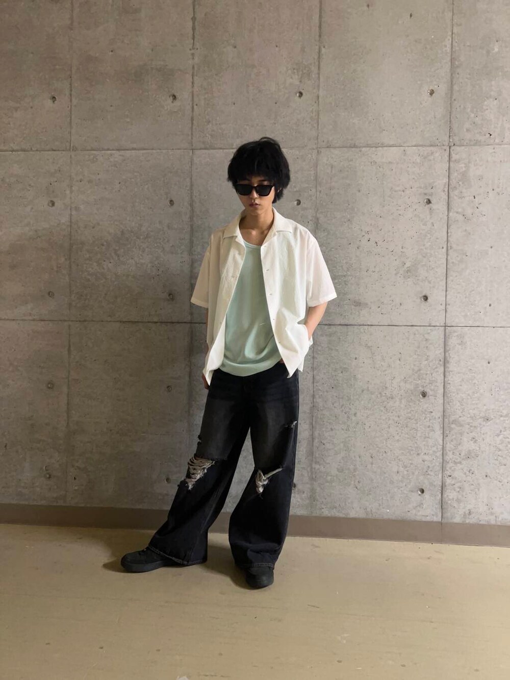 ホワイト系のシャツ/ブラウス、ブラック系のデニムパンツ、グリーン系のタンクトップを着用したメンズの夏コーディネートの2枚目の写真