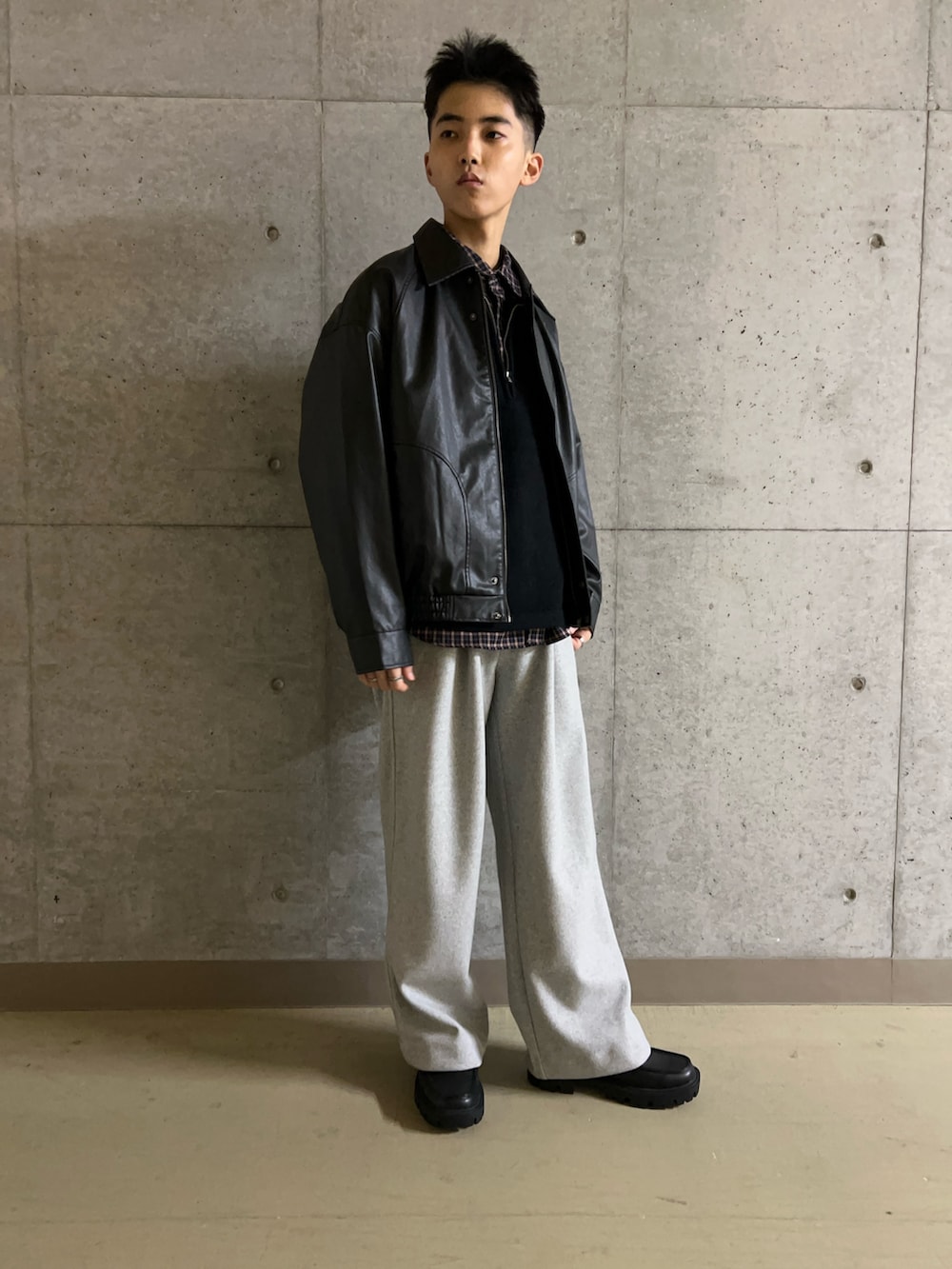 グレー系のその他パンツ、ブルー系のシャツ/ブラウス、ブラック系のニット/セーターを着用したメンズの秋コーディネートの3枚目の写真