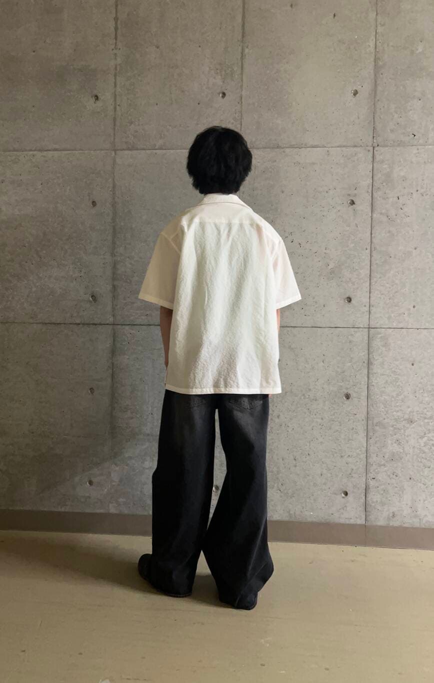 ホワイト系のシャツ/ブラウス、ブラック系のデニムパンツ、グリーン系のタンクトップを着用したメンズの夏コーディネートの5枚目の写真