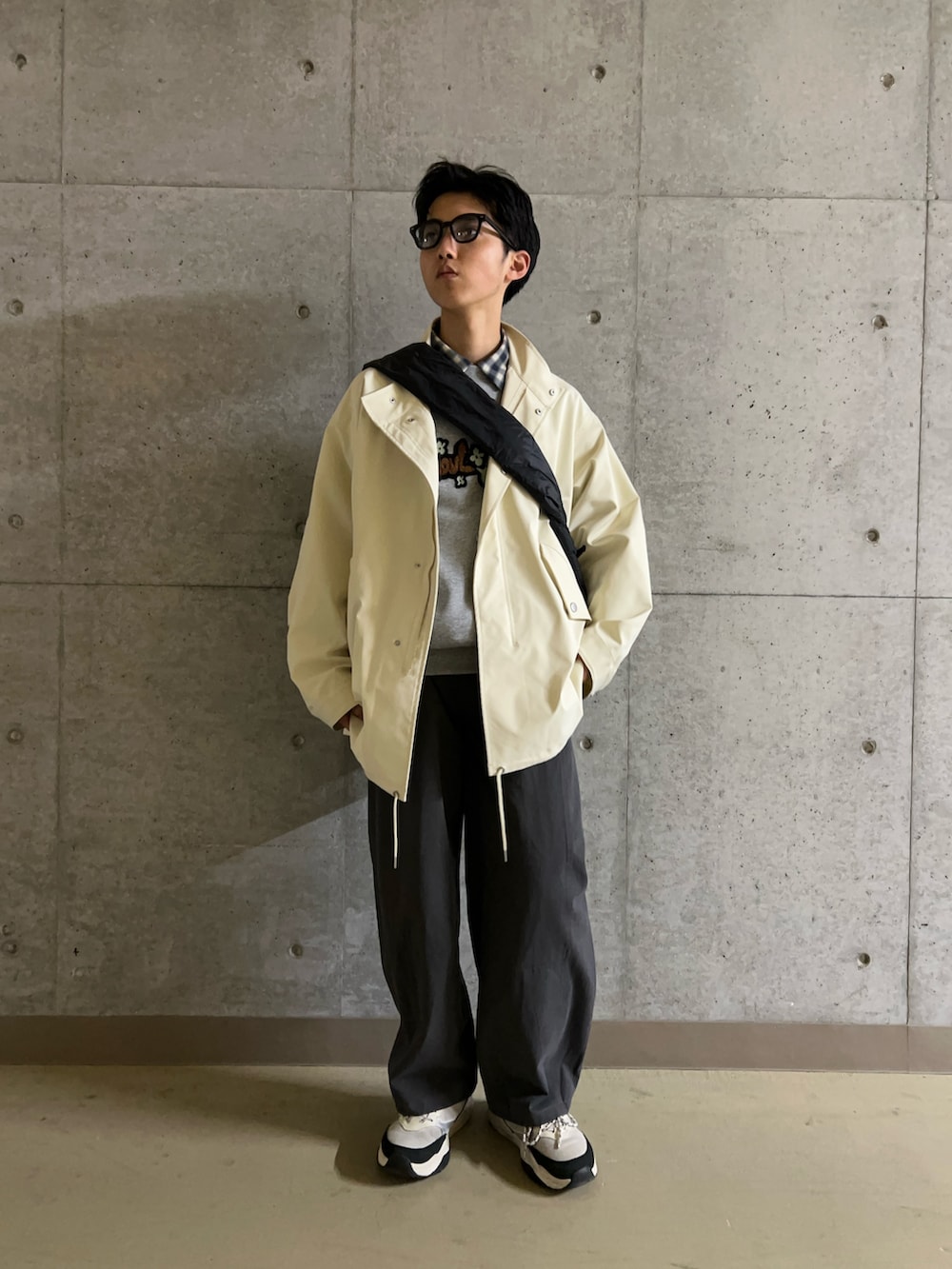 ホワイト系のミリタリージャケット、ブルー系のシャツ/ブラウス、ブラック系のショルダーバッグを着用したメンズの冬コーディネートの2枚目の写真