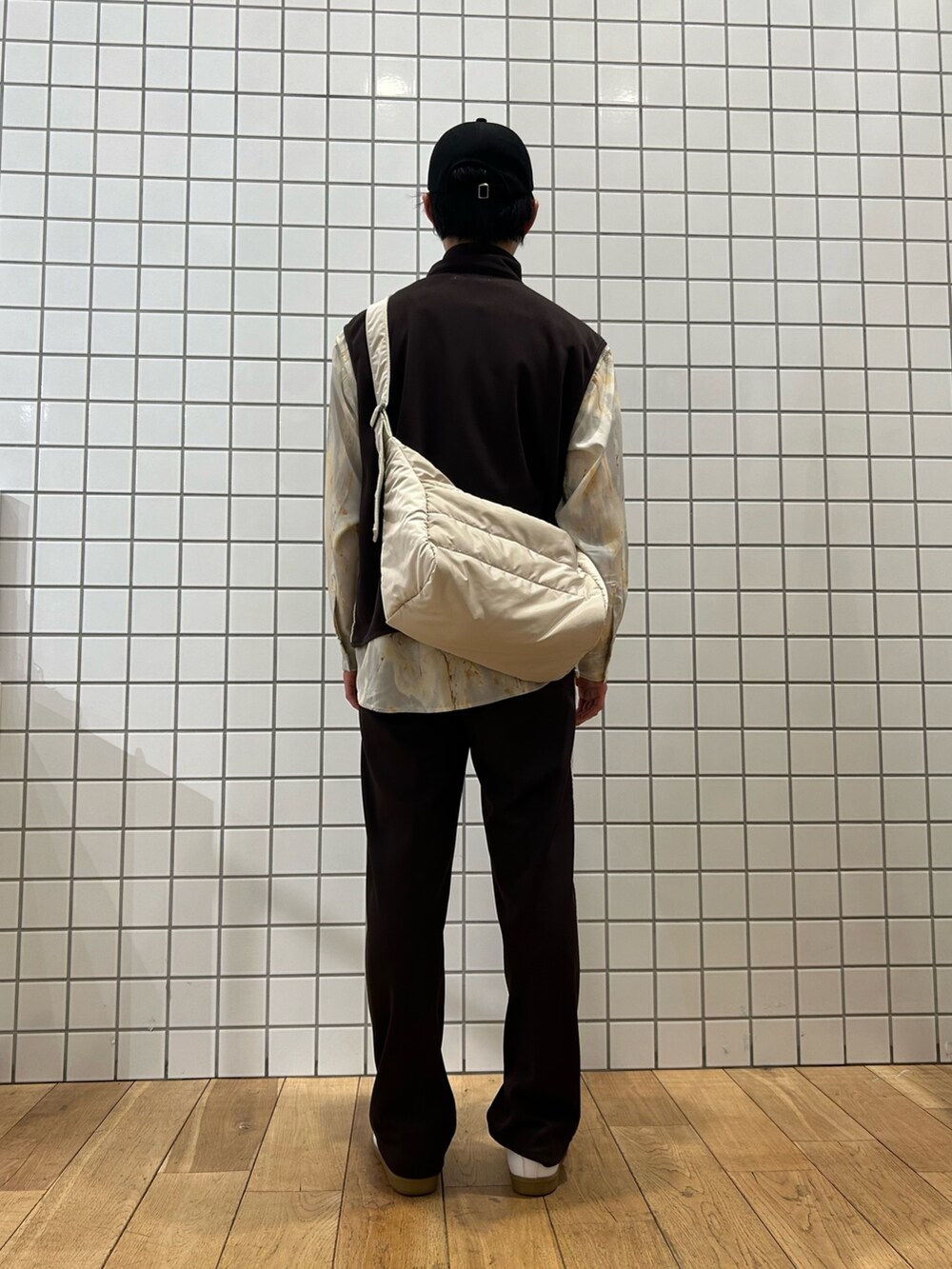 その他のシャツ/ブラウス、ベージュ系のショルダーバッグ、ブラウン系のその他パンツを着用したメンズの春コーディネートの4枚目の写真