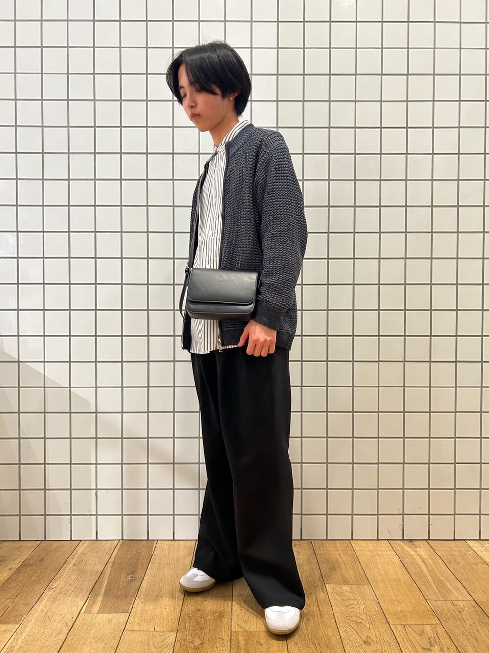 ブラック系のカーディガン/ボレロ、ブラック系のスラックス、その他のシャツ/ブラウスを着用したメンズの春コーディネートの2枚目の写真