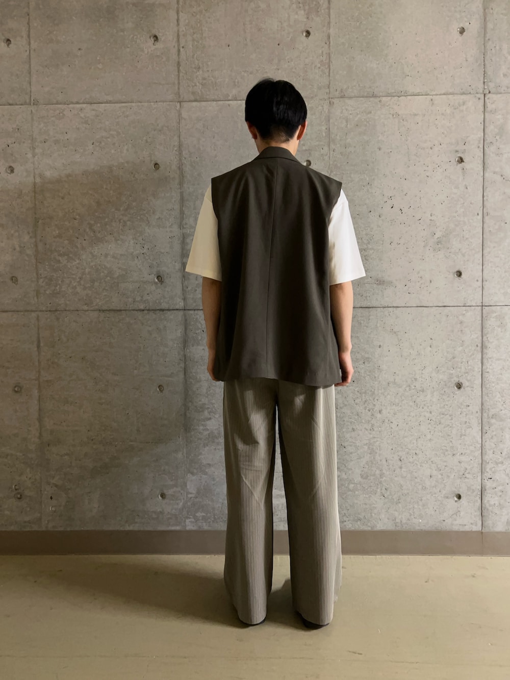ホワイト系のTシャツ/カットソー、ブラウン系のその他パンツ、ブラウン系のその他アウターを着用したメンズの春コーディネートの4枚目の写真