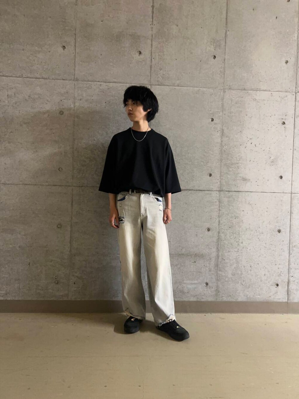 ブラック系のTシャツ/カットソー、ブルー系のデニムパンツ、シルバー系のネックレスを着用したメンズの夏コーディネートの3枚目の写真