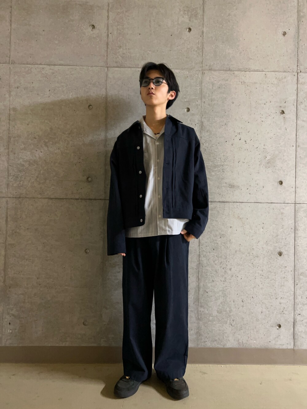 ブルー系のシャツ/ブラウス、ブルー系のブルゾン、ブルー系のその他パンツを着用したメンズの春コーディネートの2枚目の写真