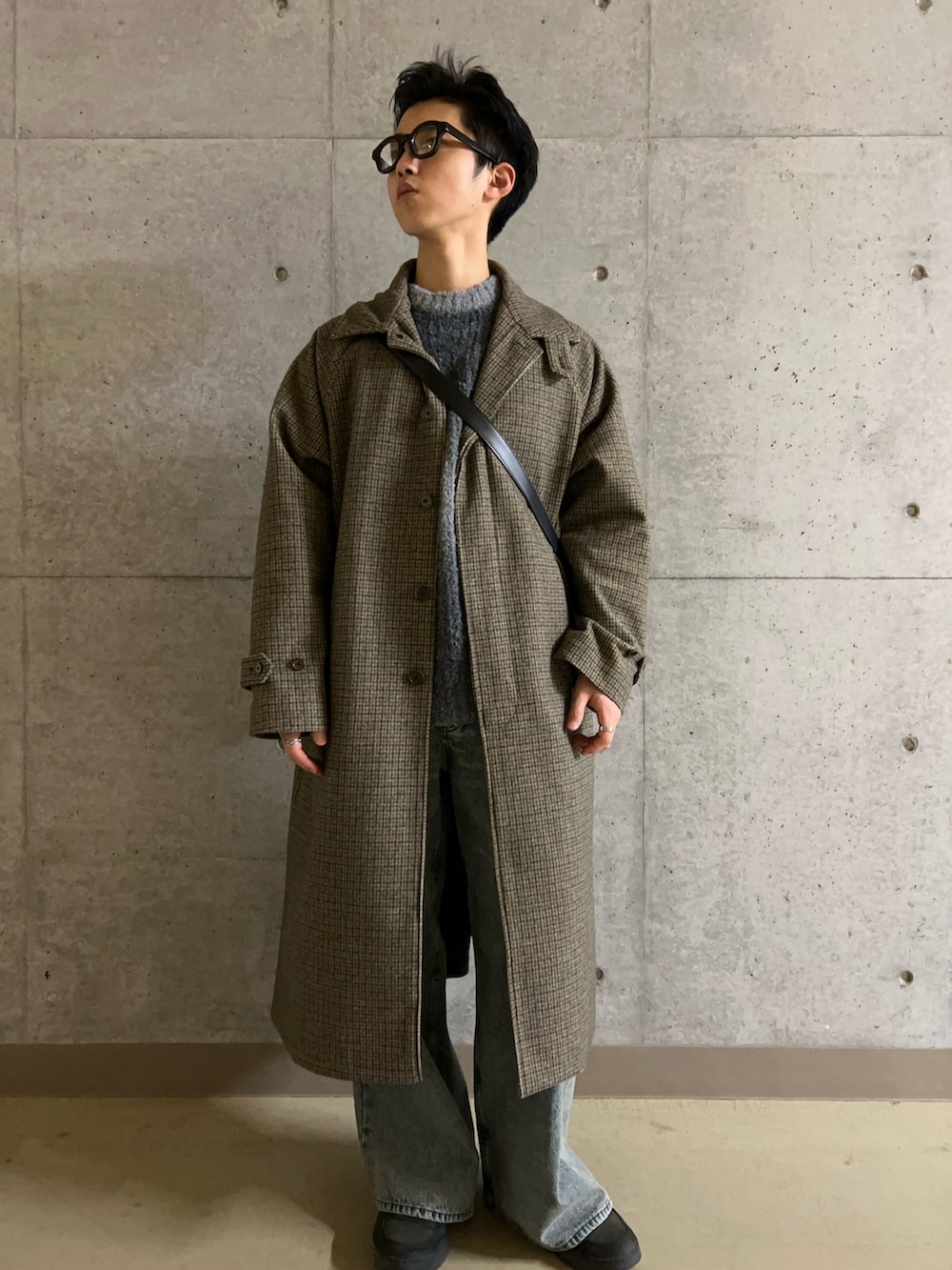 ブルー系のデニムパンツ、グレー系のニット/セーター、ブラウン系のその他アウターを着用したメンズの冬コーディネートの2枚目の写真