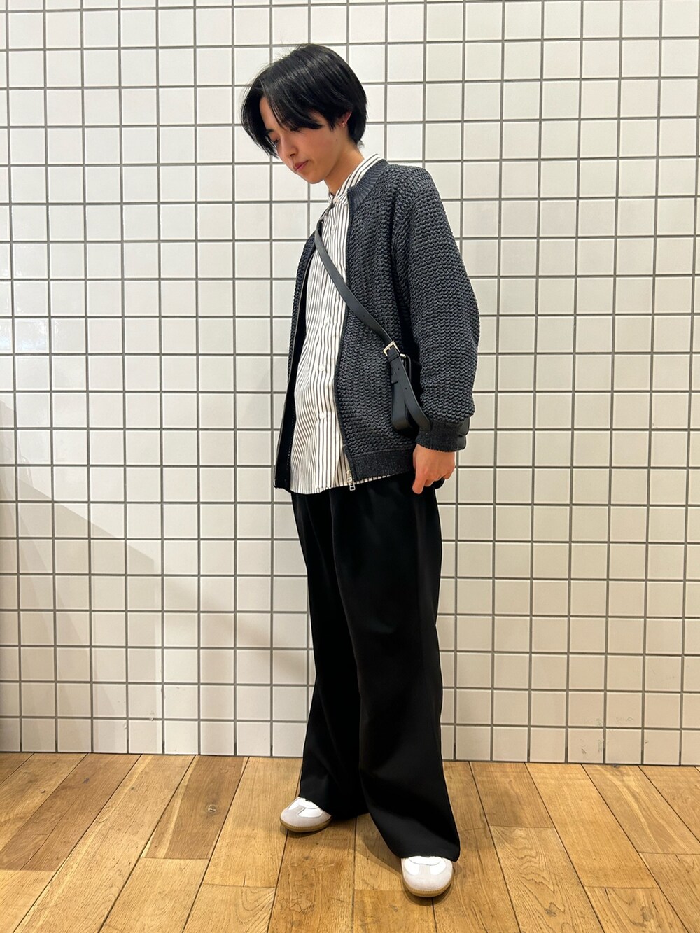 ブラック系のカーディガン/ボレロ、ブラック系のスラックス、その他のシャツ/ブラウスを着用したメンズの春コーディネートの3枚目の写真