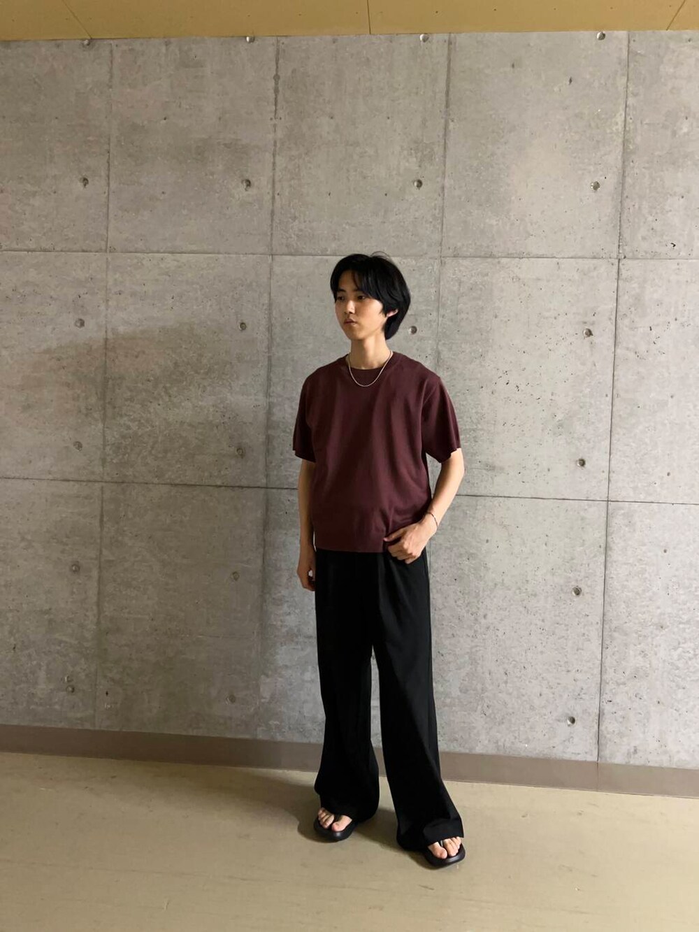 ブラウン系のニット/セーター、ブラック系のサンダル、ブラック系のその他パンツを着用したメンズの夏コーディネートの2枚目の写真