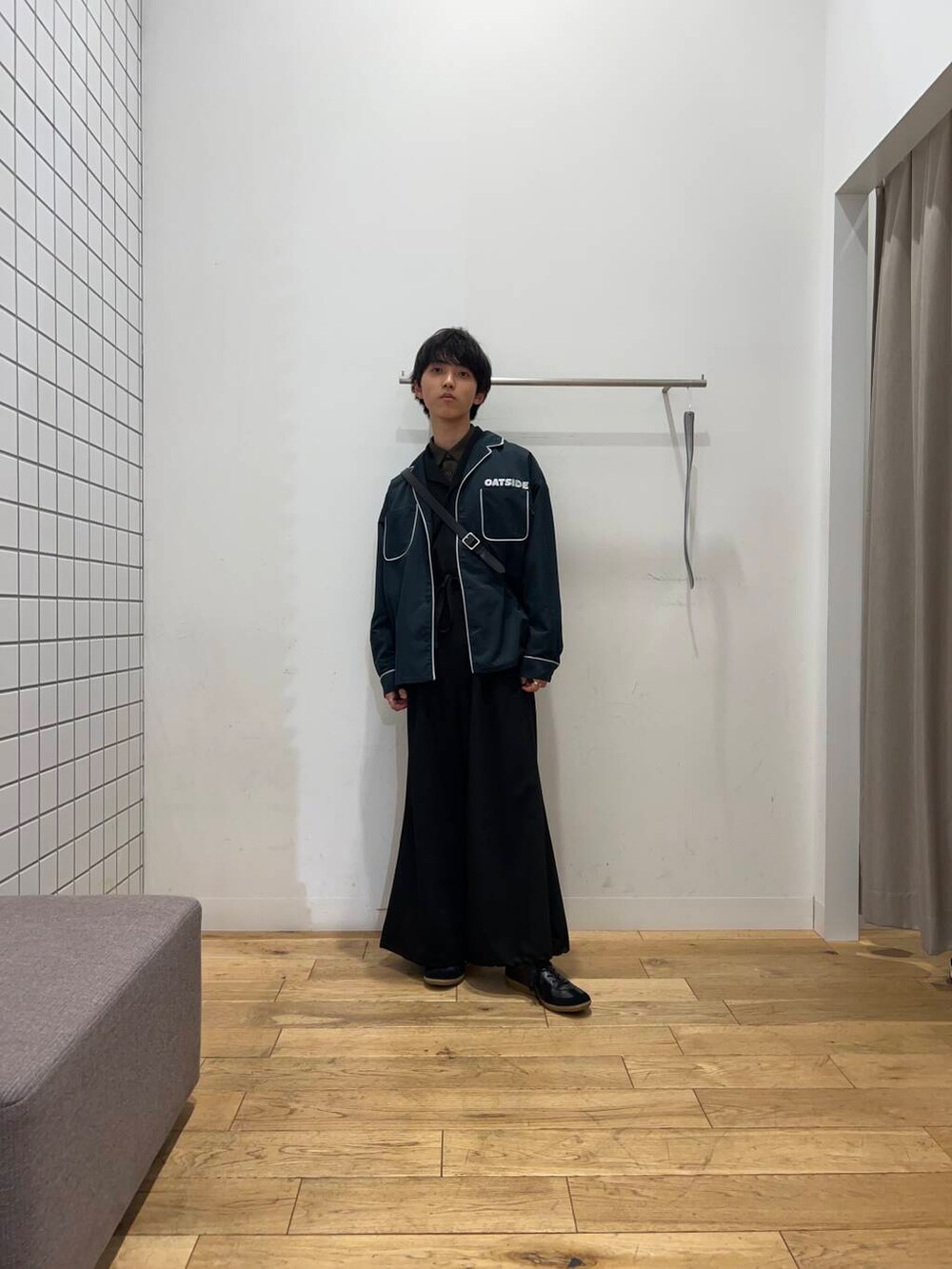 ブラック系のスニーカー、ブラウン系のシャツ/ブラウス、ブラック系のその他パンツを着用したメンズの春コーディネートの3枚目の写真