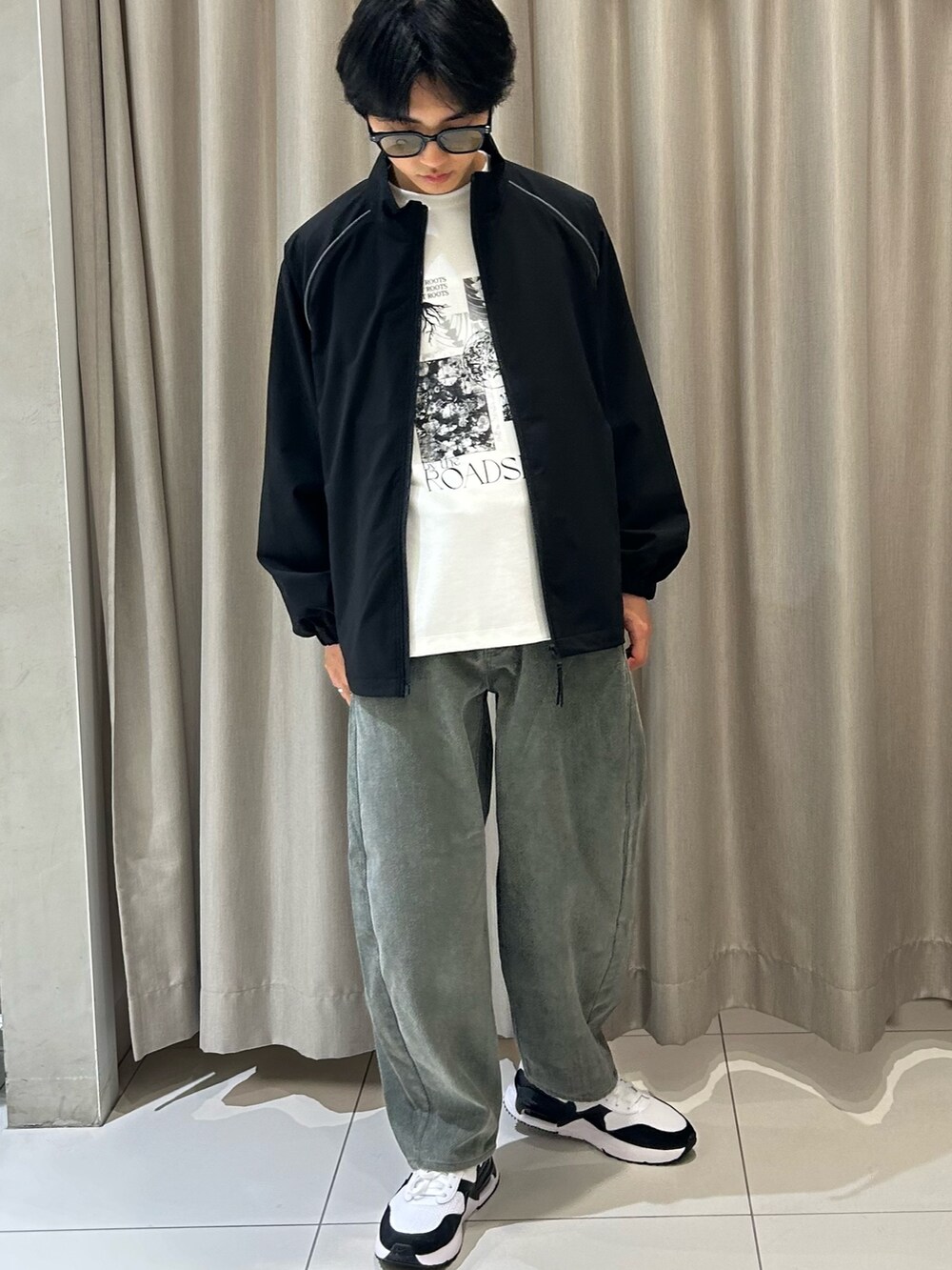 ブラック系のブルゾン、ブラック系のTシャツ/カットソー、グリーン系のその他パンツを着用したメンズの秋コーディネートの3枚目の写真